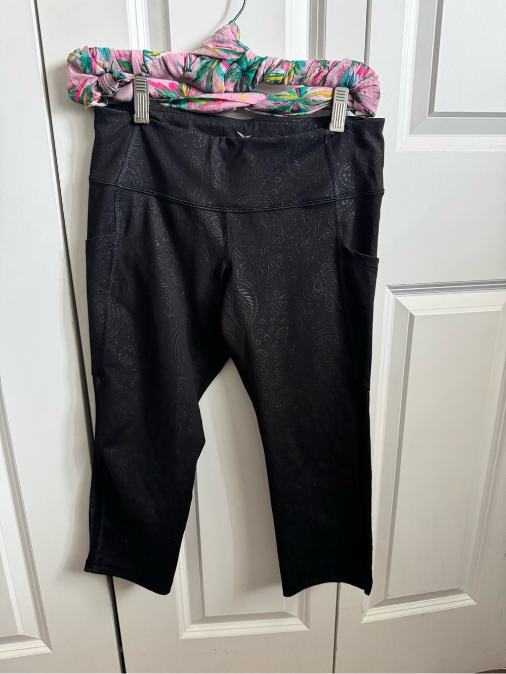 Old Navy Black Cropped Leggings with Subtle Paisley Print